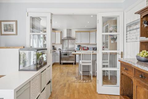 40 Bernard Close, Cuddington, Aylesbury, HP18 0AJ