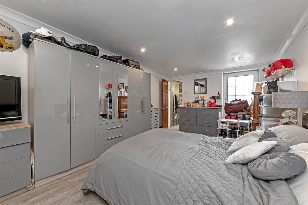 11 Fanshawe Crescent-7.jpg