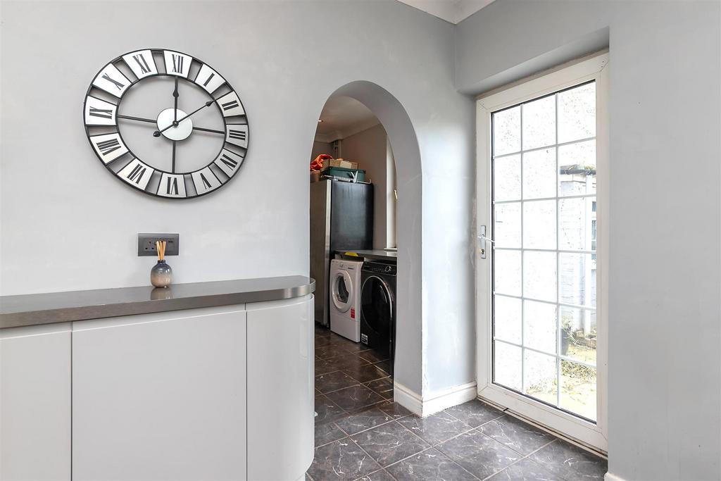 11 Fanshawe Crescent-13.jpg