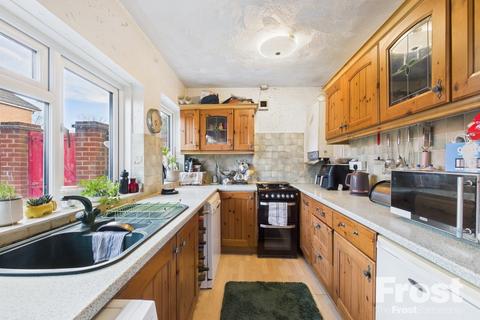 3 bedroom detached house for sale, Wrens Avenue, Ashford, Surrey, TW15