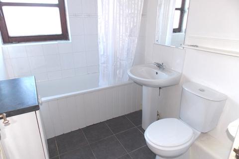 3 bedroom flat to rent, Weavers Loan, Dundee, DD3