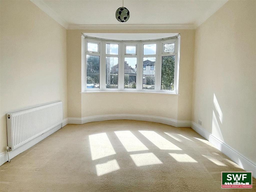 Through lounge/dining room