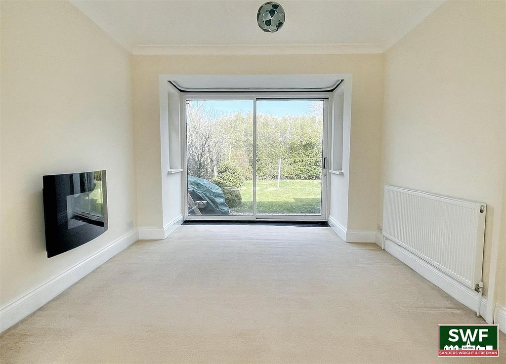 Through lounge/dining room