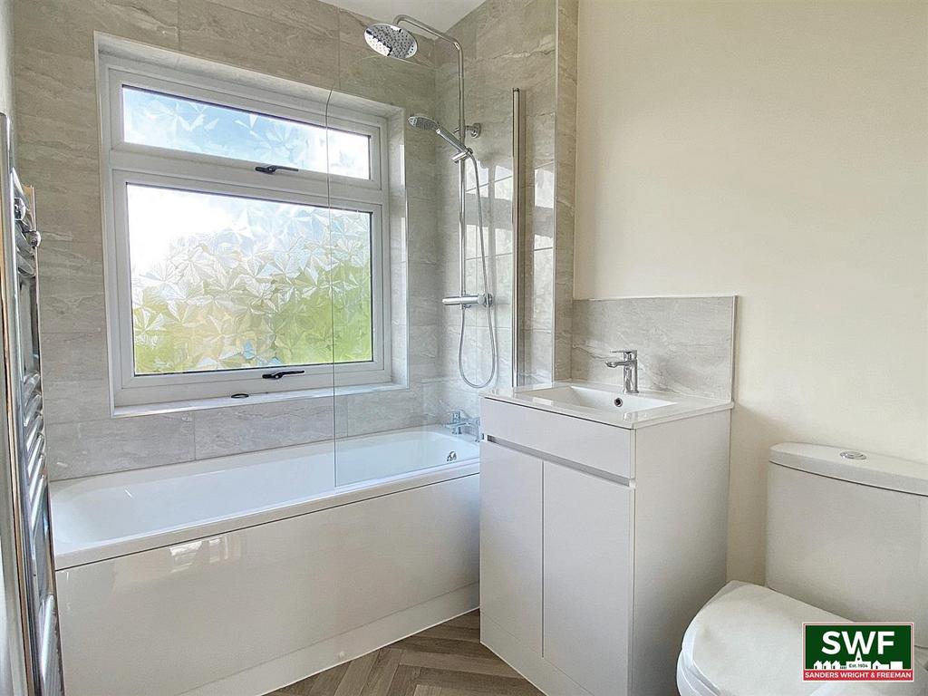 Bathroom1dr.jpg