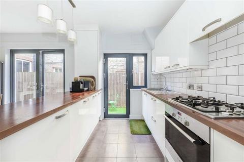 3 bedroom flat for sale, Trouville Road, London SW4
