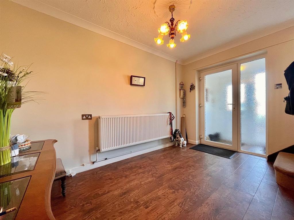 Entrance Hall/Study Area