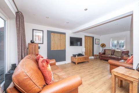 Dovedale Birmingham Road, Hatton, Warwick, CV35 7JW