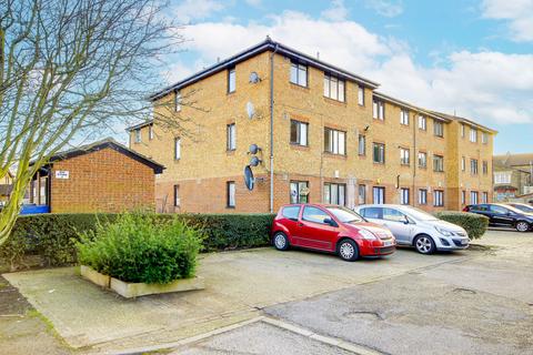 Streamside Close, London