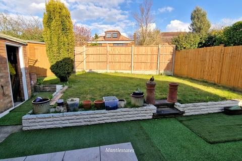 3 bedroom bungalow for sale, Silvercliffe Gardens, East Barnet EN4