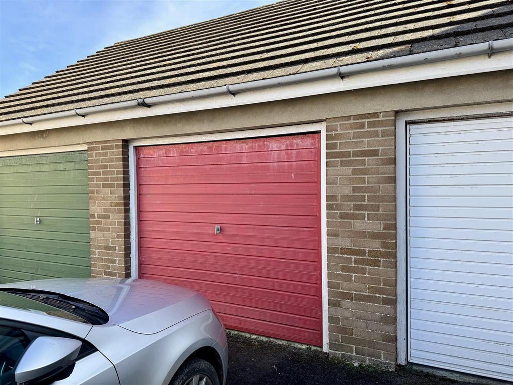 Off lying garage