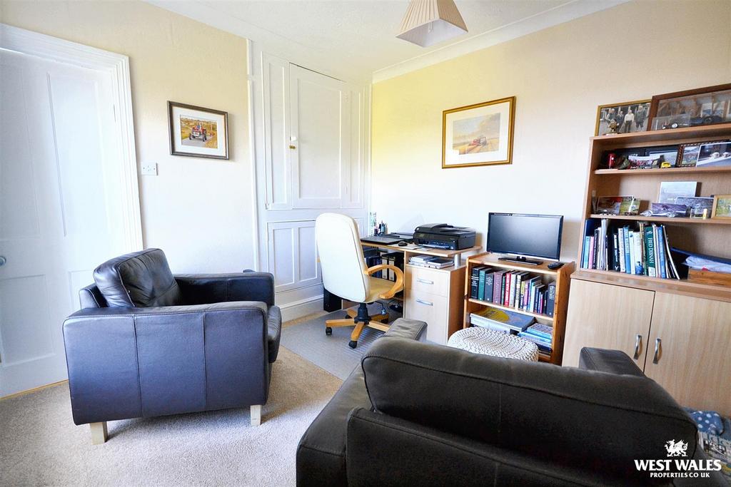 Bedroom / Study