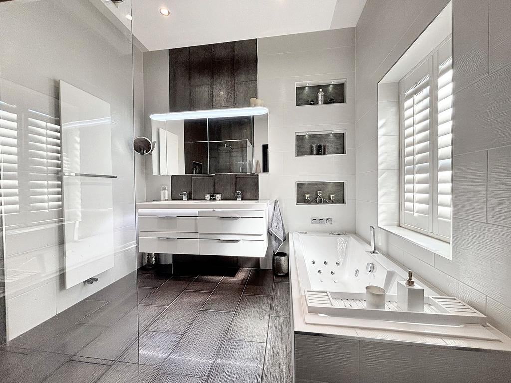 En-Suite Bathroom