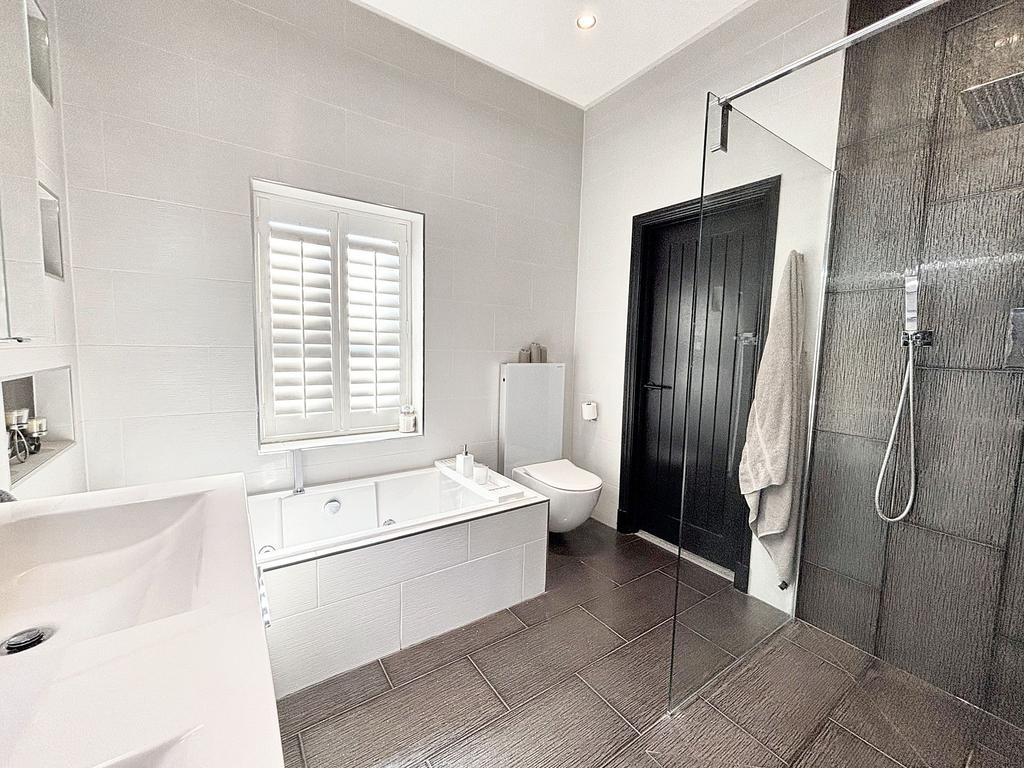 En-Suite Bathroom