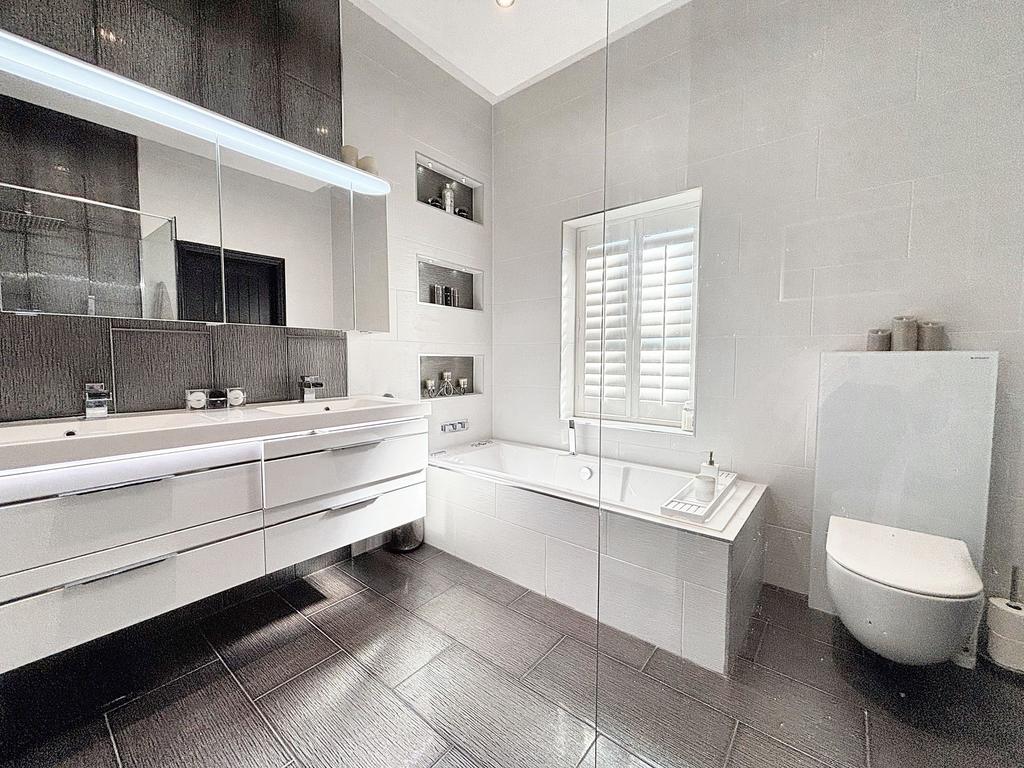 En-Suite Bathroom