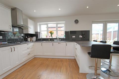 5 bedroom detached house for sale, Ffordd Cae Canol, Trefnant LL16