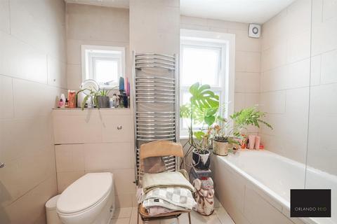 3 bedroom apartment to rent, Whitbread Road, London