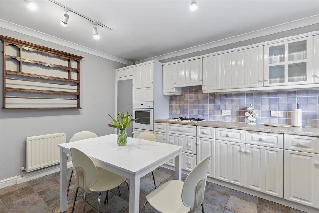 Kitchen 2.jpg