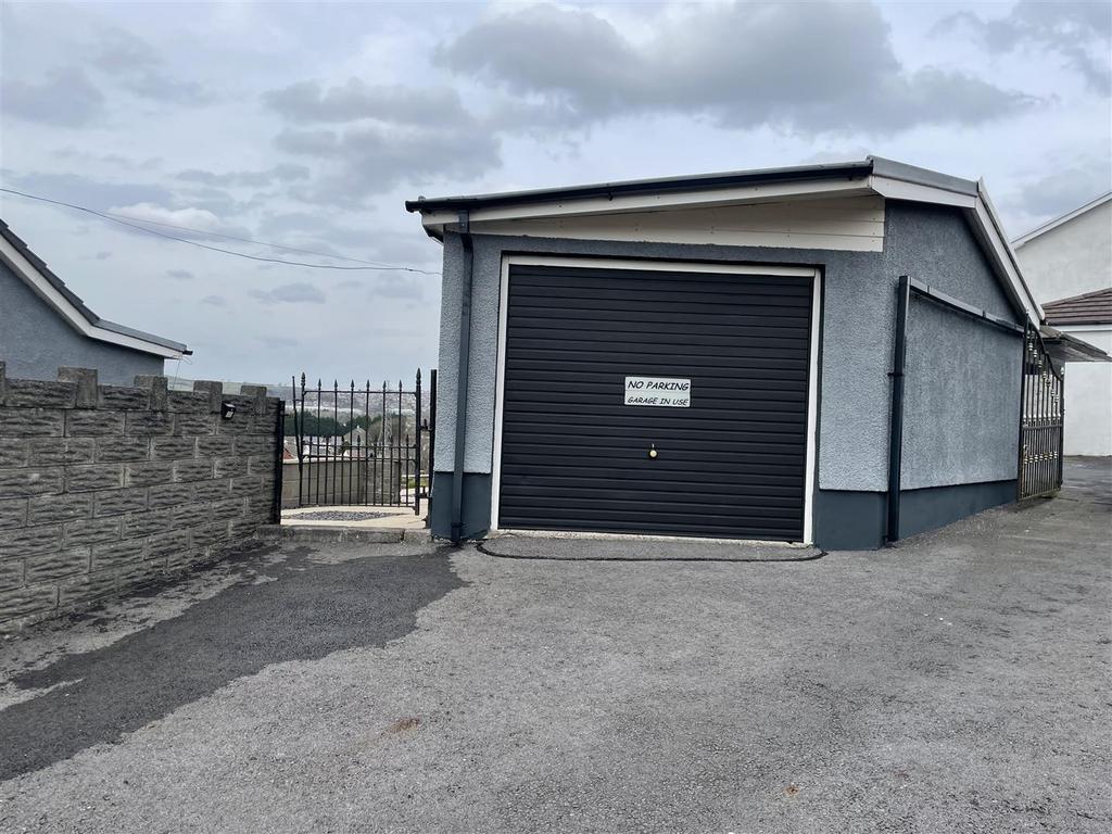 Garage/Workshop
