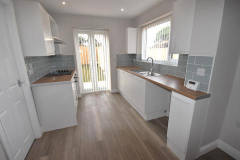 3 bedroom semi-detached house to rent, Oldfield Avenue, Hull, HU6