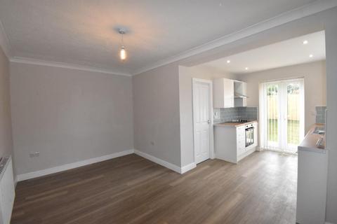 3 bedroom semi-detached house to rent, Oldfield Avenue, Hull, HU6