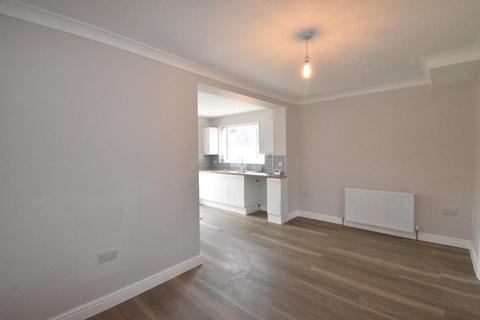 3 bedroom semi-detached house to rent, Oldfield Avenue, Hull, HU6