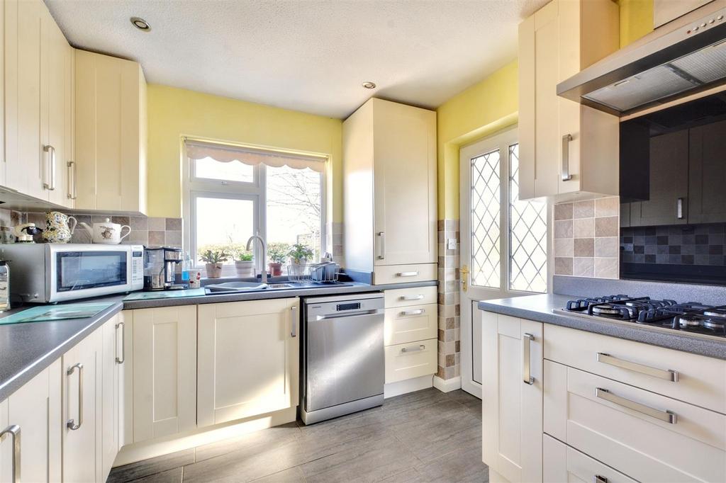 Kitchen 2.jpeg
