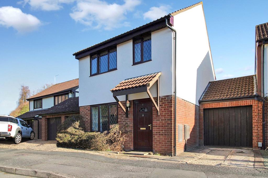 Magpie Lane, Covingham, Swindon... 3 bed link detached house - £300,000