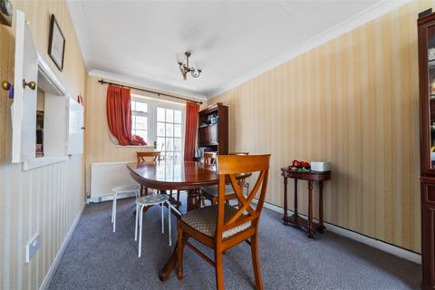 3 bedroom house for sale, The Cedars, Guildford