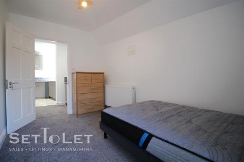 3 bedroom flat to rent, Strathdene Road, Birmingham