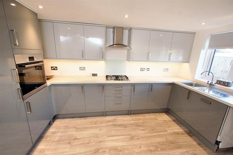 4 bedroom detached house to rent, Brookmead, Hildenborough