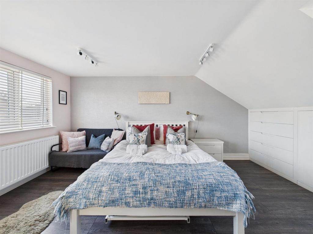 CAM01604 G0-PR0552-STILL041.jpg