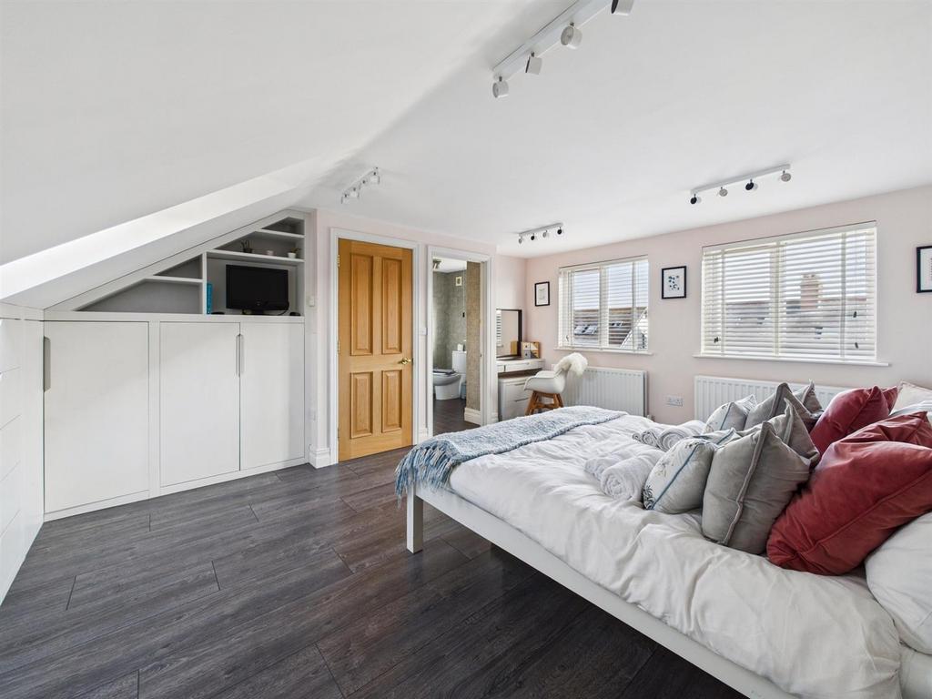 CAM01604 G0-PR0552-STILL039.jpg