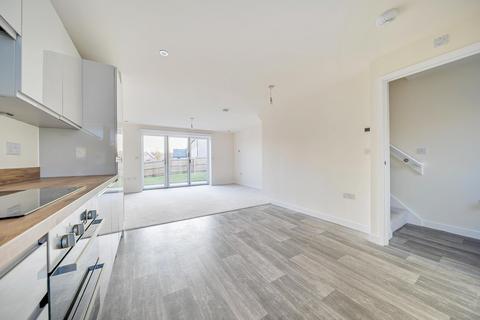3 bedroom townhouse to rent, Lincoln Drive , Nottingham NG4