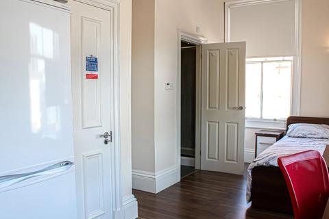 Studio to rent, Apt 5, Clarendon House, 20 Clarendon Road LS2