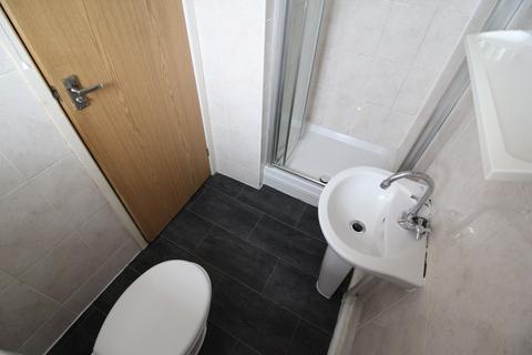 2 bedroom flat to rent, F8, 1 West Luton Place, Adamsdown