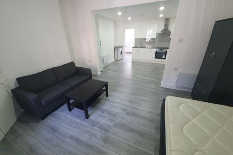 Studio to rent, F1, 19 North Luton Place, Adamsdown