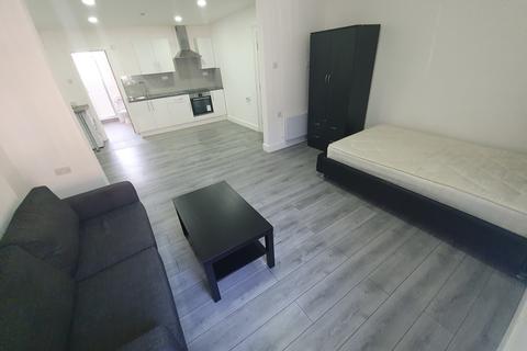 Studio to rent, F1, 19 North Luton Place, Adamsdown