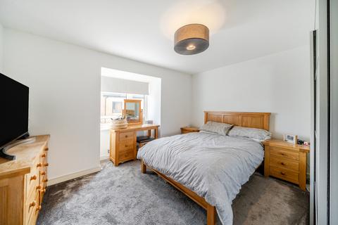 35 Amberoid Drive, Bishops Cleeve, Cheltenham, GL52 7ZX