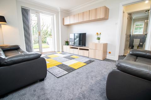 2 bedroom semi-detached bungalow to rent, Rhiwbina Hill, Cardiff