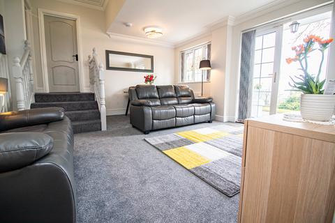 2 bedroom semi-detached bungalow to rent, Rhiwbina Hill, Cardiff