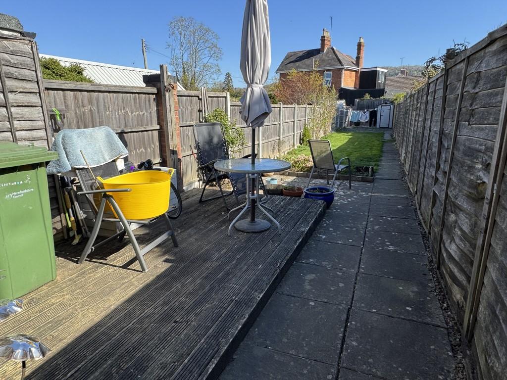 Decking area with rear garden