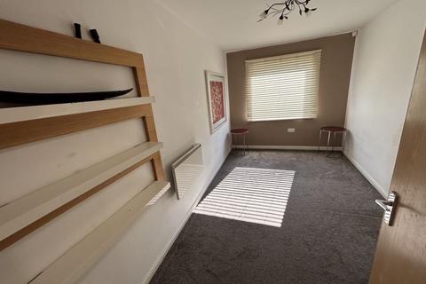 2 bedroom flat to rent, Highfield Road, Feltham