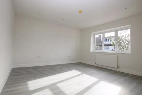 3 bedroom flat to rent, Luxury 3 bedroom ground floor flat to let, NW10