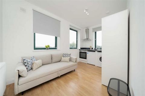 Studio to rent, Brent Cross Gardens, London NW4