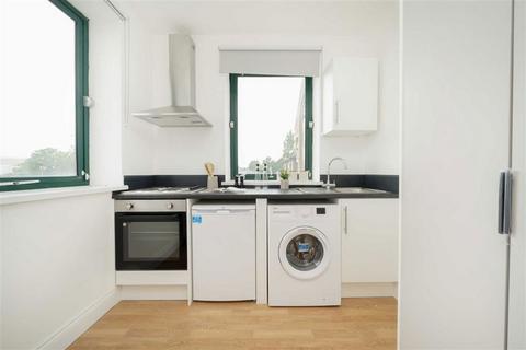 Studio to rent, Brent Cross Gardens, London NW4