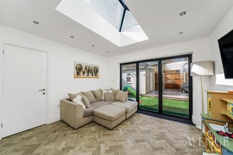 7 Davis Road, Aveley, South Ockendon, RM15 4ST