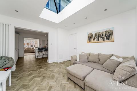 7 Davis Road, Aveley, South Ockendon, RM15 4ST