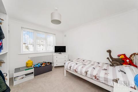 7 Davis Road, Aveley, South Ockendon, RM15 4ST