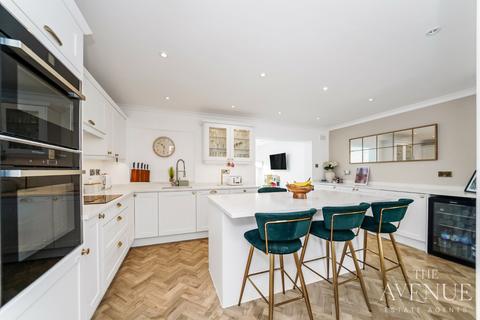 7 Davis Road, Aveley, South Ockendon, RM15 4ST