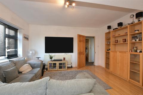 2 bedroom flat for sale, Harley Court, London E11